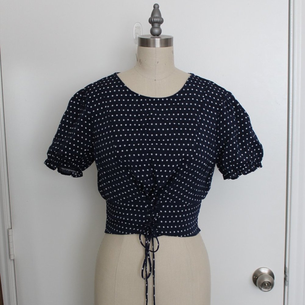 XHILIRATION NAVY & WHITE POLKA DOT CROP TOP W/ TIE FRONT & RUFFLE SLEEVES SIZE S